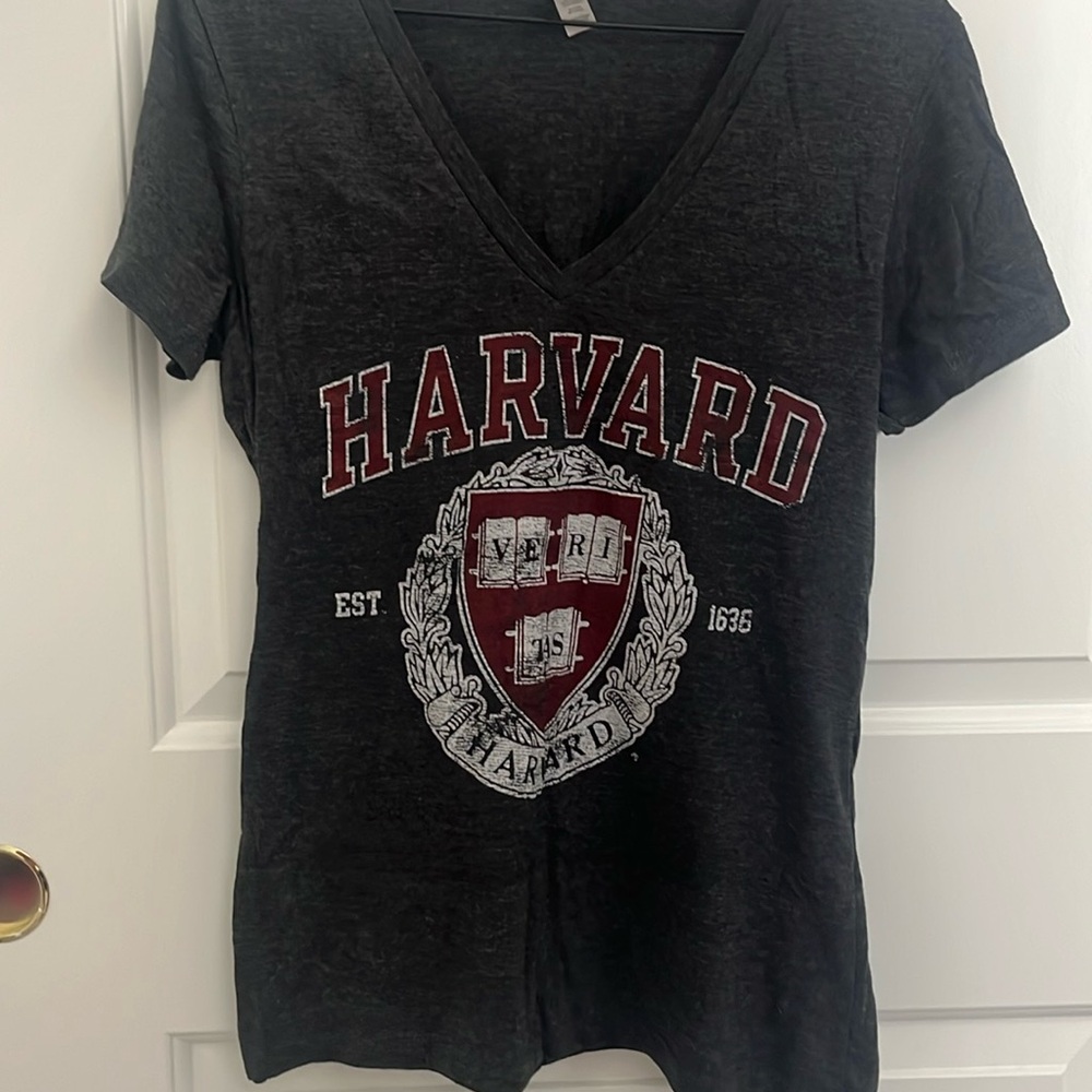 Harvard University V neck t shirt